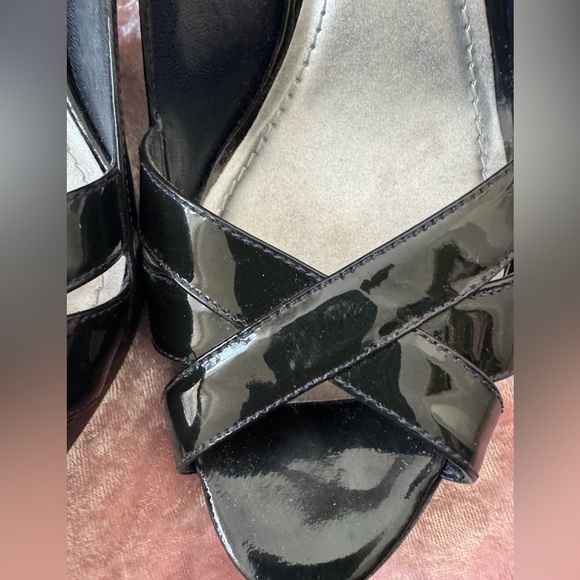 💥Ann Taylor Black Patent Leather Slingbacks - Picture 2 of 8